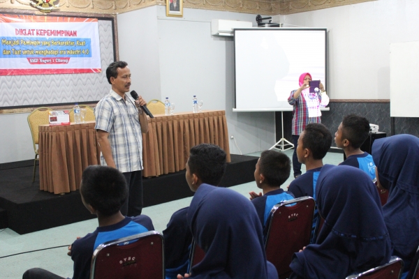 Kepala Sekolah SMP Negeri 1 Cilacap Kastam, S.Pd. MM. Memberikan inspirasi tentang kepemimpinan