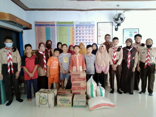 Perwakilan anggota PAsreka Bersama anak-anak binaan Yayasan YAtim 