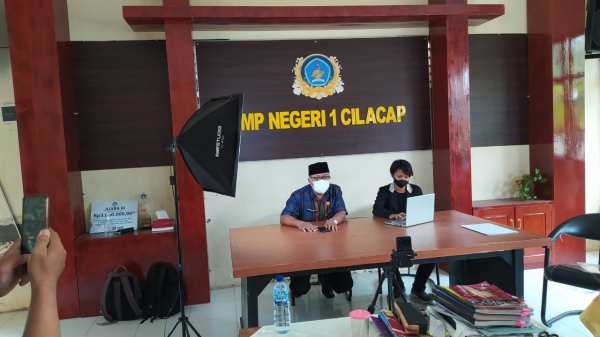 Pembukaan oleh kepala SMPN 1 Cilacap, acara dilaksanakan secara live IG